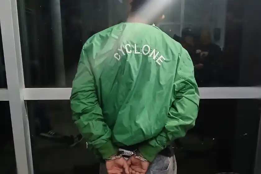 Un joven y un adolescente de 14 años detenidos con una nota amenazante y balas en zona noroeste