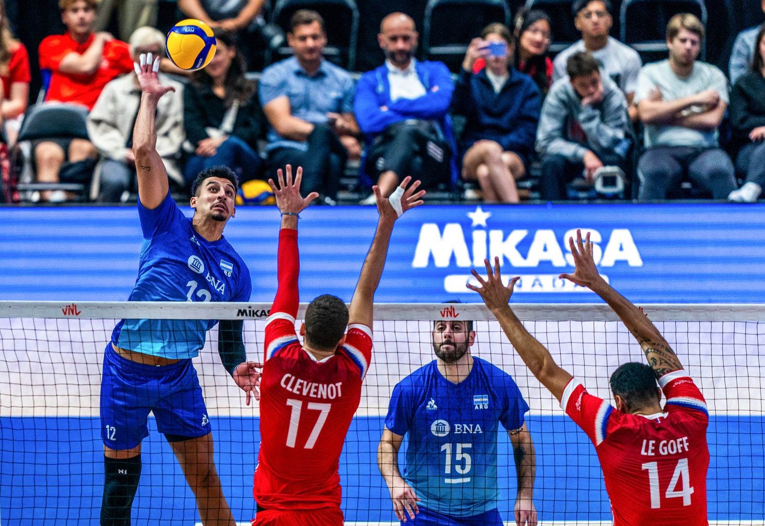 Argentina cayó con el campeón olímpico.