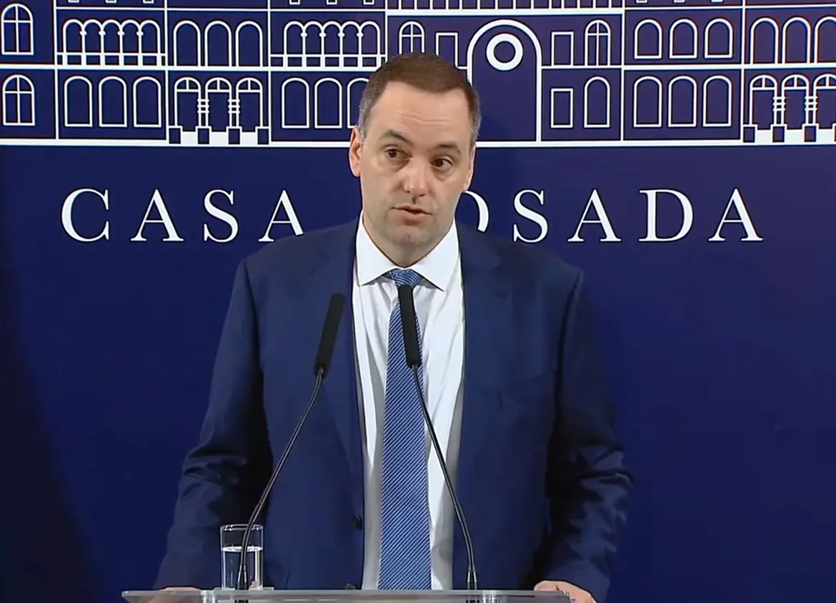 Complicado por la causa en su contra, Adorni debió renunciar a su cargo.