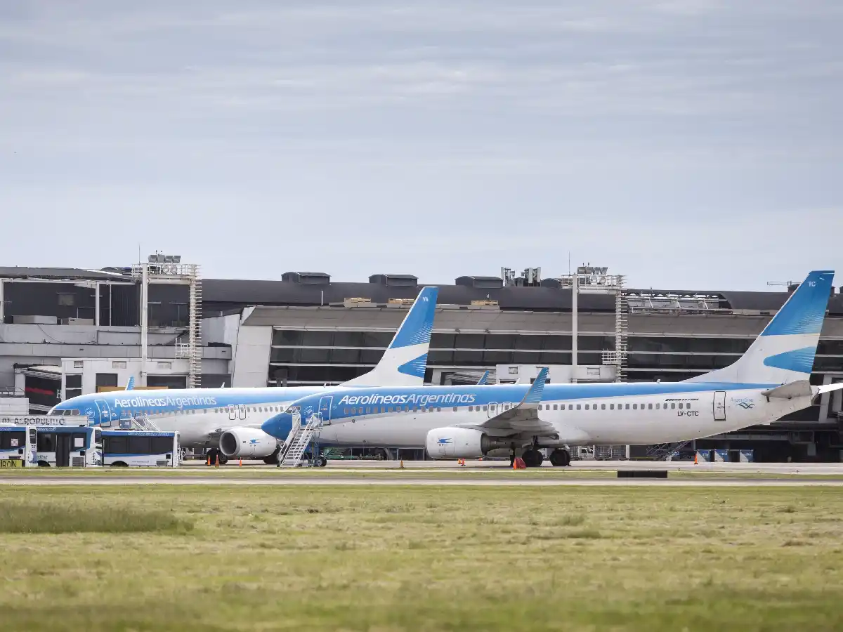 Aerolíneas pagará la mitad de los salarios de junio: rechazo de los gremios