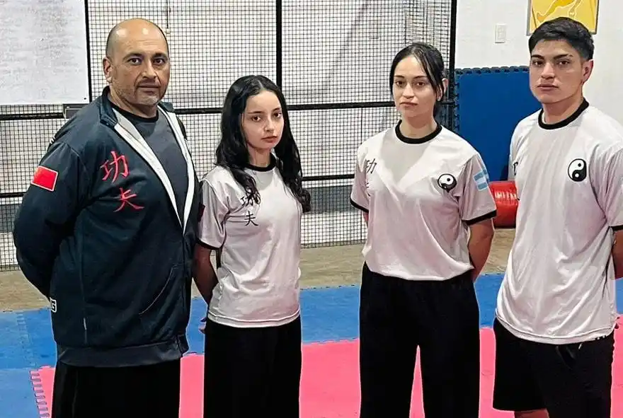 El maestro José Garay junto a sus hijos, cultores del Wushu Kung Fu