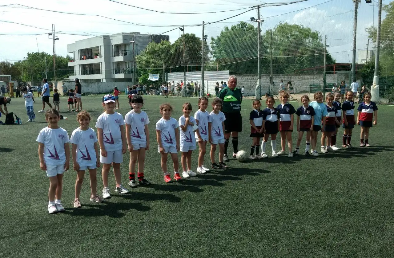 Las Pulguitas y Las Domingas, finalistas en segundo año femenino.