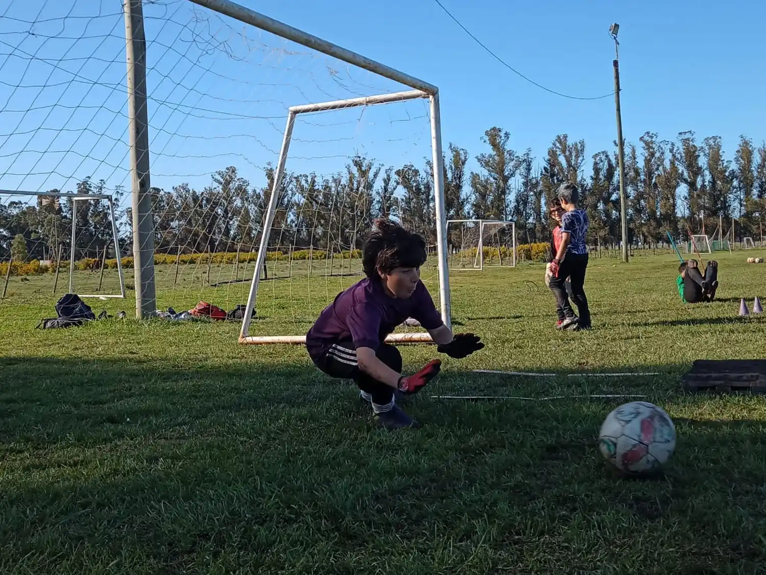 Entrenar para ser arquero, una modalidad que crece para los más chicos