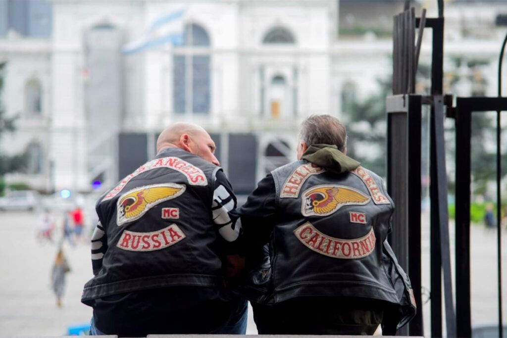 Integrantes de los Hell’s Angels frente a la Catedral de La Plata, en el marco del encuentro internacional World Run 2025. FOTO: Noelia Torres.