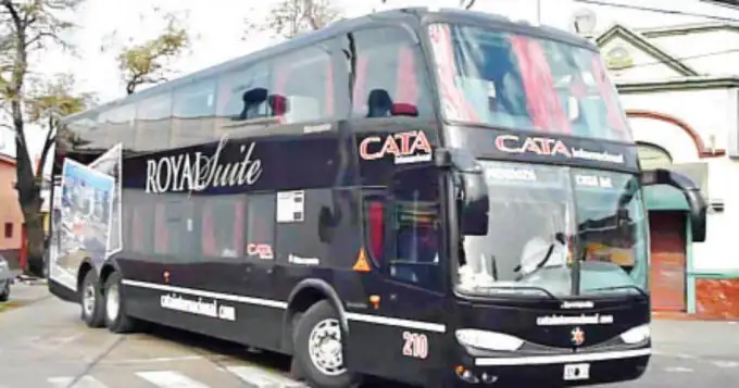Viajaba en un colectivo y un pasajero la orinó mientras dormía