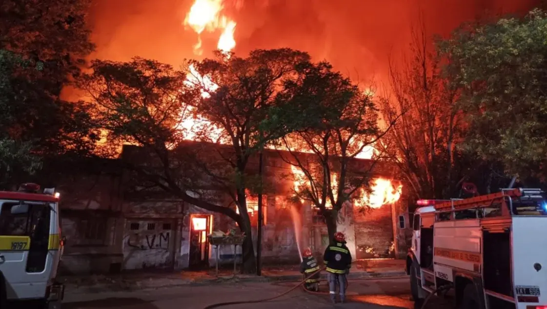 El incendio en la carpintería Musumeci, en Bahía Blanca, requirió el trabajo de siete dotaciones de bomberos. (La Nueva)
