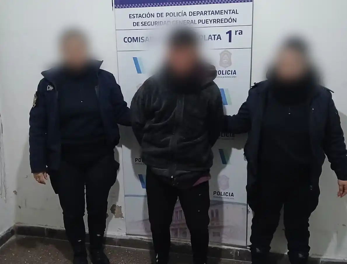Al acercarse, los efectivos observaron a un sujeto dentro del comercio, con vidrios esparcidos en el suelo.