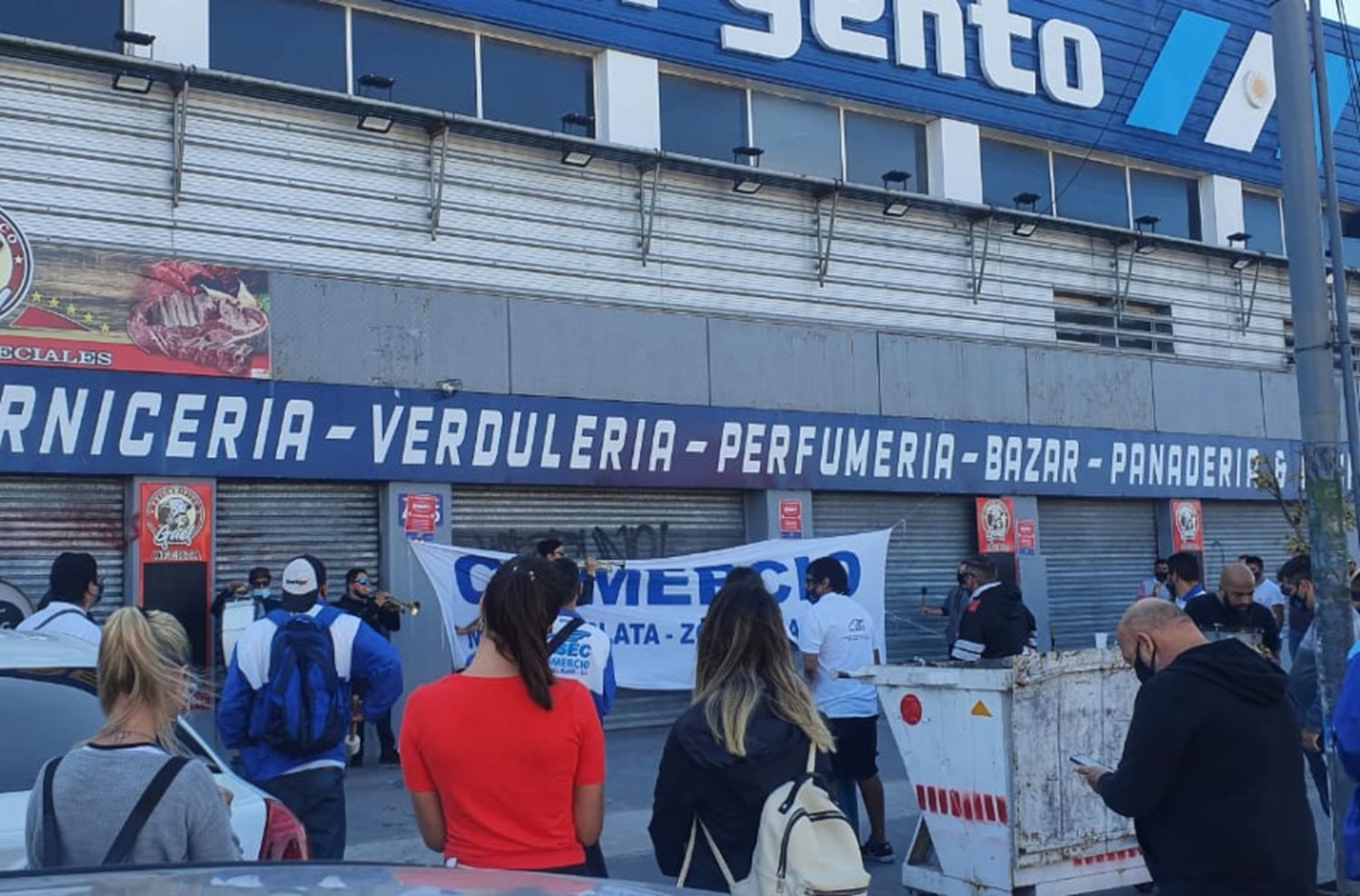 Continúan las protestas en supermercado chino