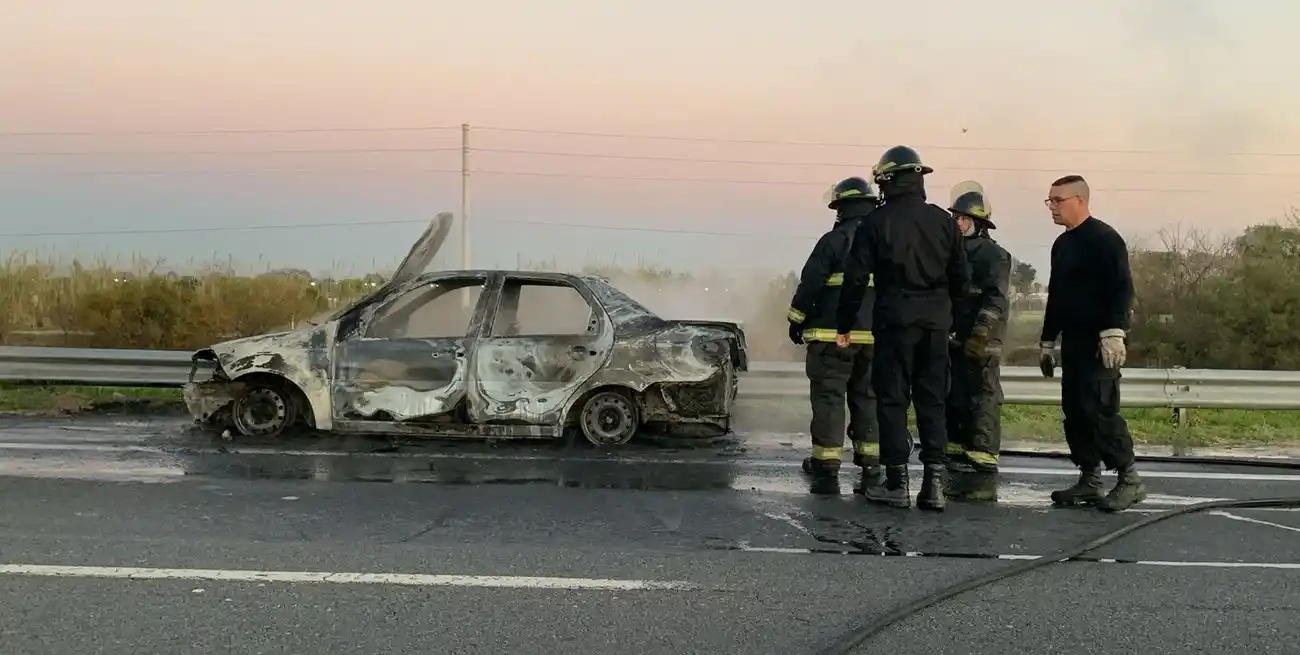 Un auto en llamas cortó totalmente el tránsito en la autopista Rosario–Santa Fe