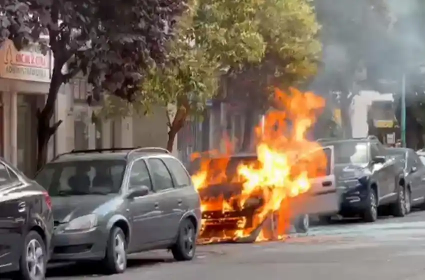 Un auto fue devorado por las llamas en la zona de la Vieja Terminal