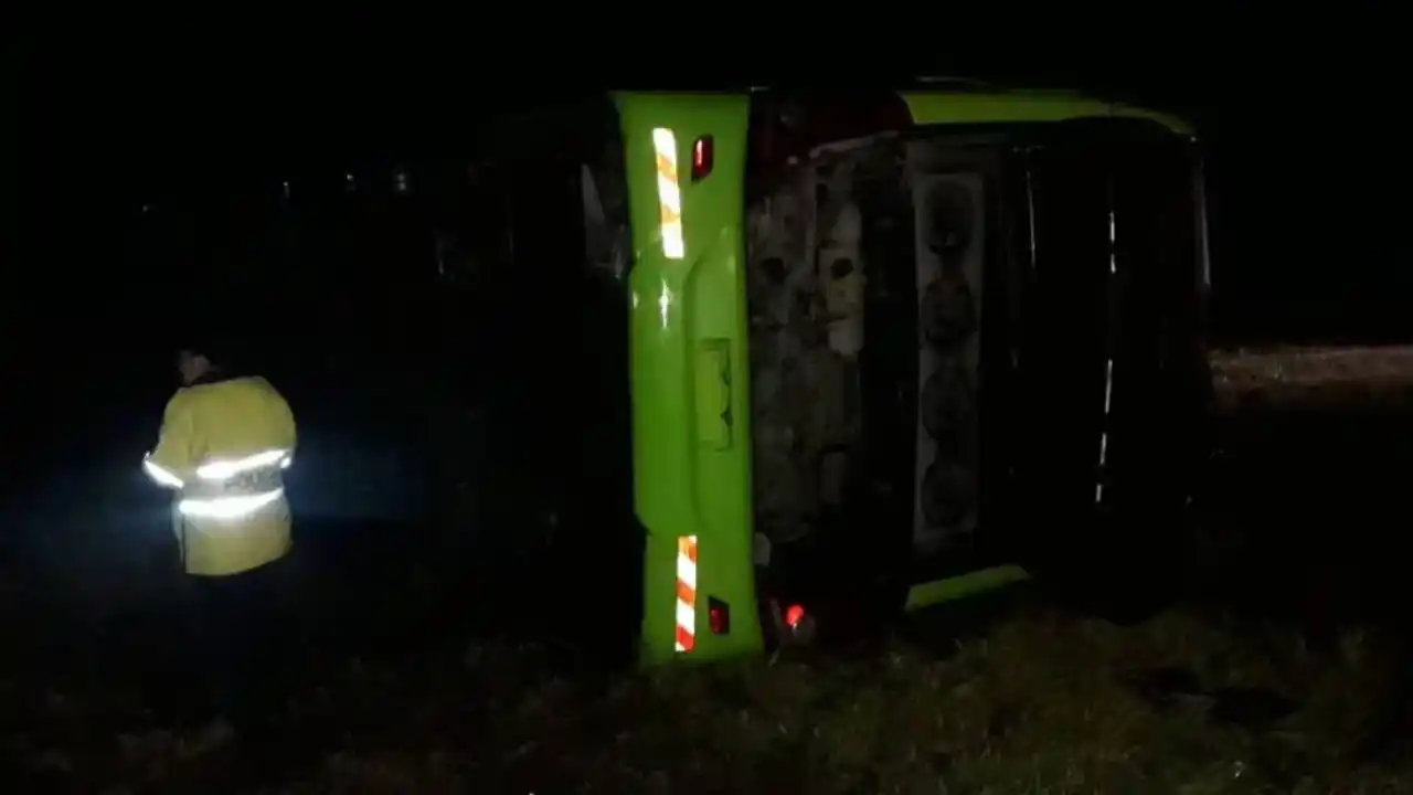 Miramar: Un muerto y 30 heridos al volcar un micro en la ruta 88