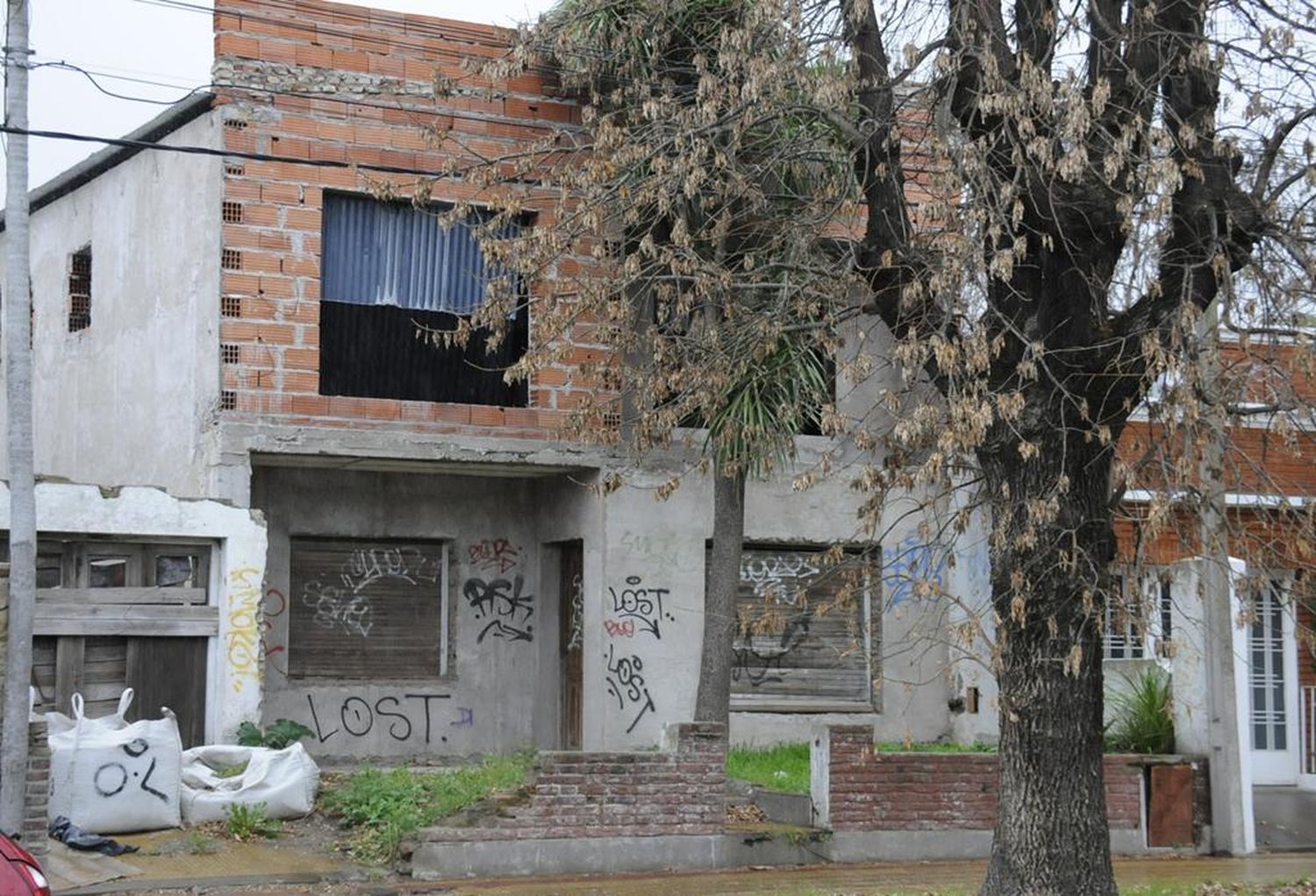 Reclaman por la inseguridad que provoca una obra abandonada