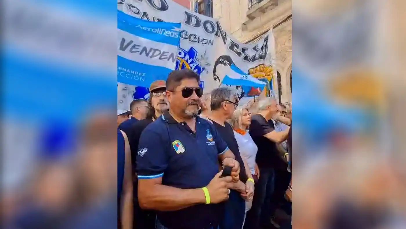 Sergio González, de Químicos, en la marcha que se desarrolló en Rosario.