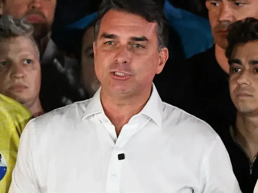 Flávio Bolsonaro se proclamó “presidente electo” de Brasil y denunció un supuesto fraude electoral