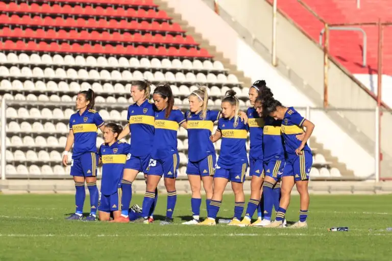 Huber (18) es la jugadora de Boca más cercana a la pelota, en el gol olímpico de Stábile.