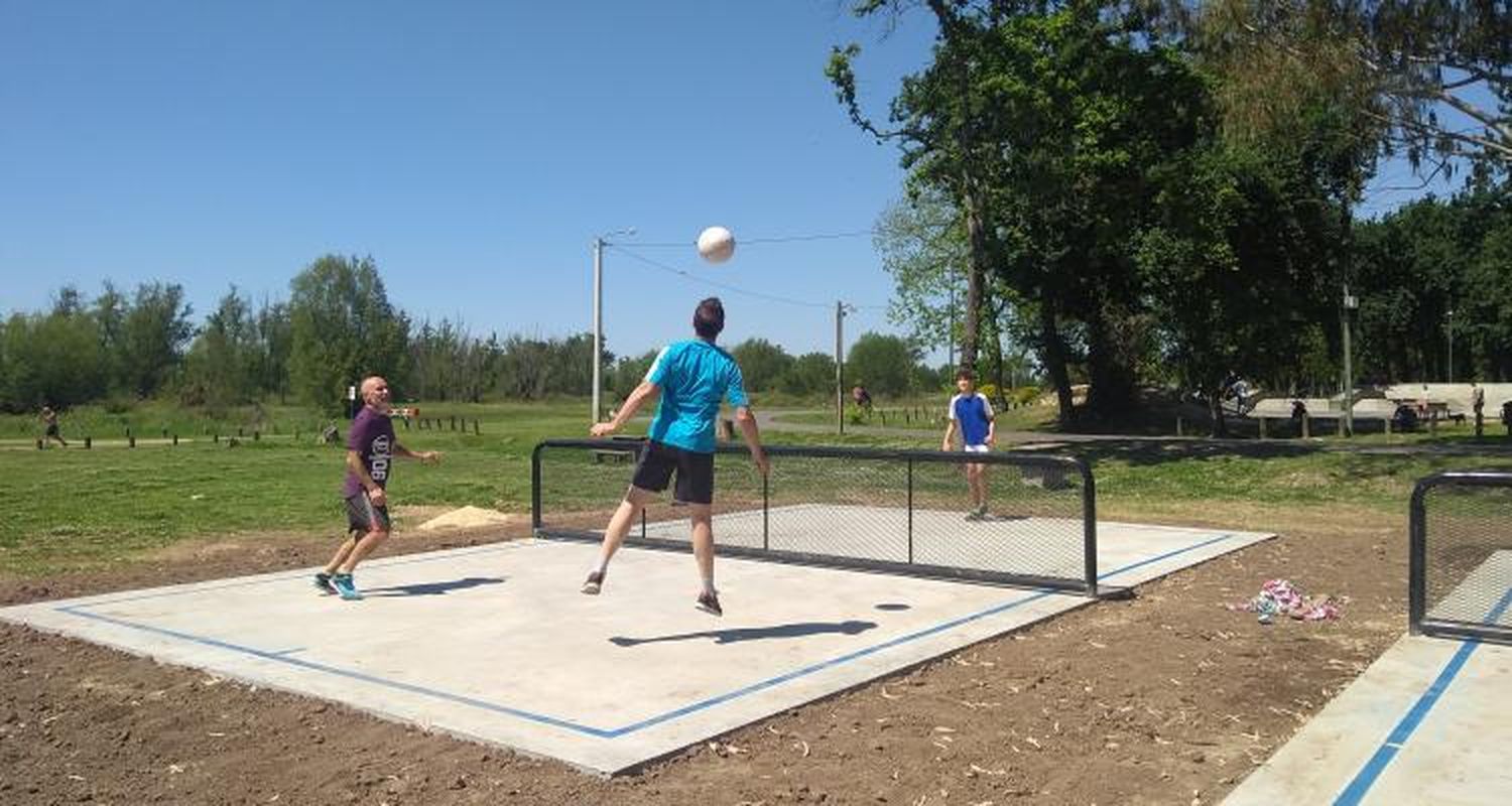 Terminaron de construir las canchas de fútbol-tenis en el Paseo Público y restan las mesas de ajedrez y ping pong