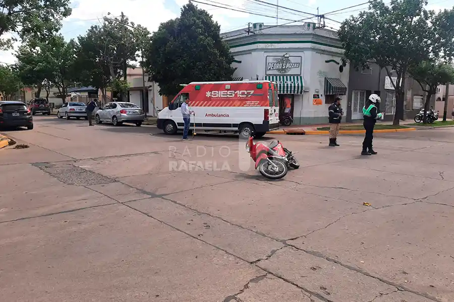 Dos menores de edad en moto chocaron contra un automóvil en la ciudad: una terminó con un golpe en la cabeza por no llevar casco