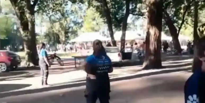 La Plata: Una masiva fiesta clandestina terminó con piedrazos y botellazos contra un móvil de la Municipalidad