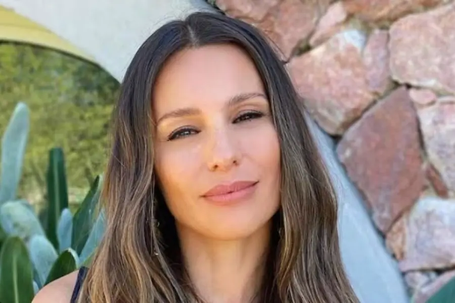 La romántica cita de Pampita y un misterioso hombre en el Teatro Colón: ¿nace el amor?
