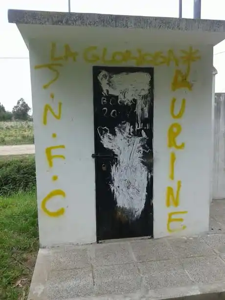 Lobería: Alumnos reparan parque municipal y vándalos lo arruinan 