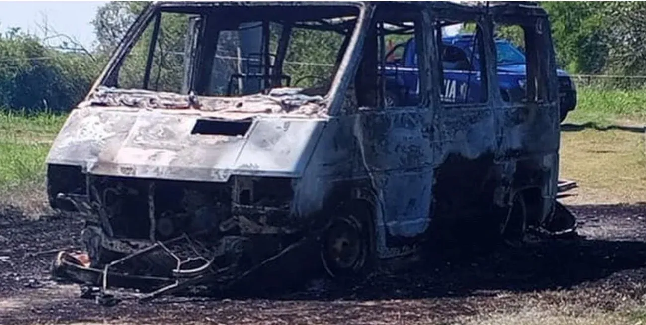 Macabra situación en la región: encontraron una Trafic quemada con restos humanos en su interior