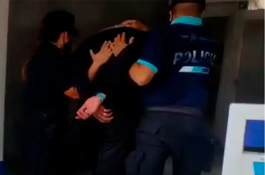 Atrapan a dos hombre cuando robaban cables en el barrio SOIP