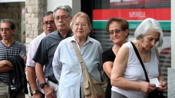 El 2025 viene complicado para los jubilados: Javier Milei proyecta el fin de la moratoria y el bono queda congelado