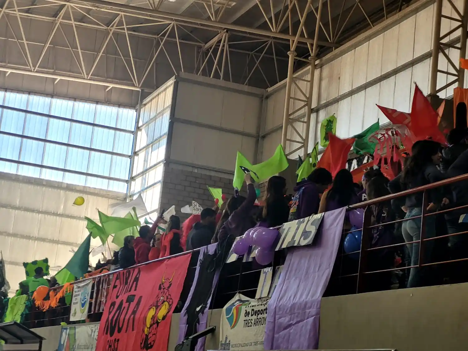 La Fiesta del Color tiñe el Polideportivo Municipal