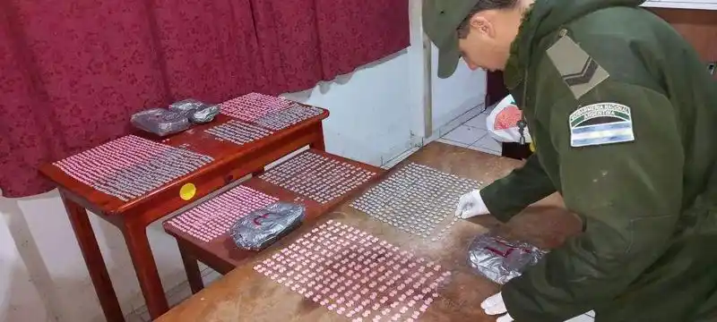 Encuentran una caja de zapatillas con 2.518 pastillas de éxtasis