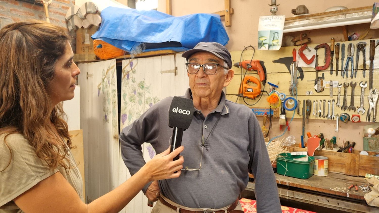 Sixto en el taller donde hace esterilla