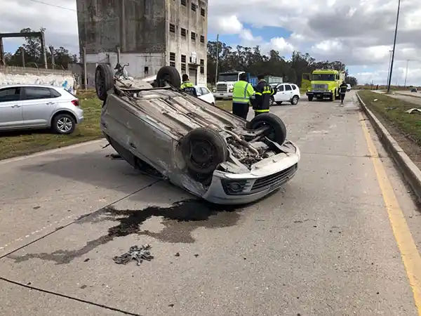 Automovilista con heridas leves, tras volcar en ruta 88