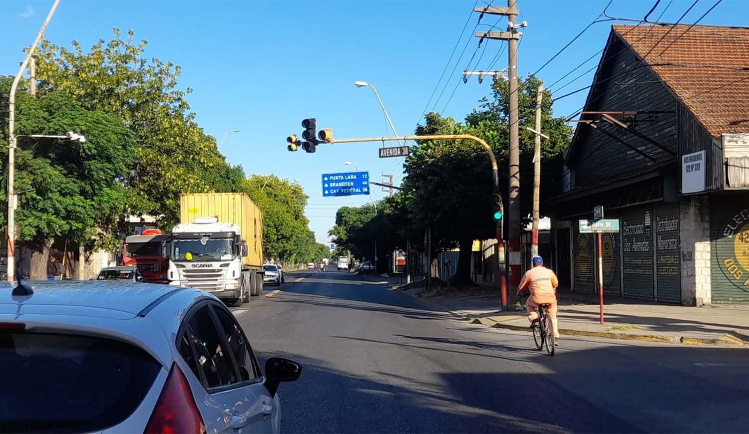 Av. 122 divide Villa Catella (Ensenada) de Barrio Hipódromo (La Plata).
