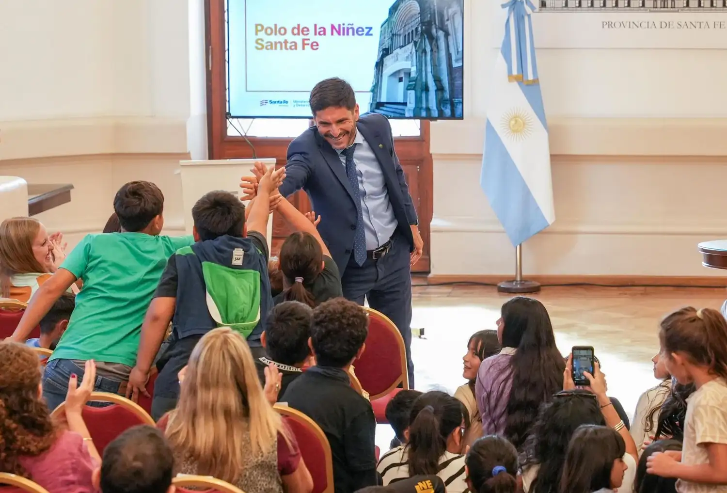 Pullaro junto a los niños.