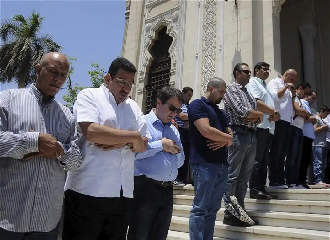 Mensajes revelan fuego dentro del avión de EgyptAir