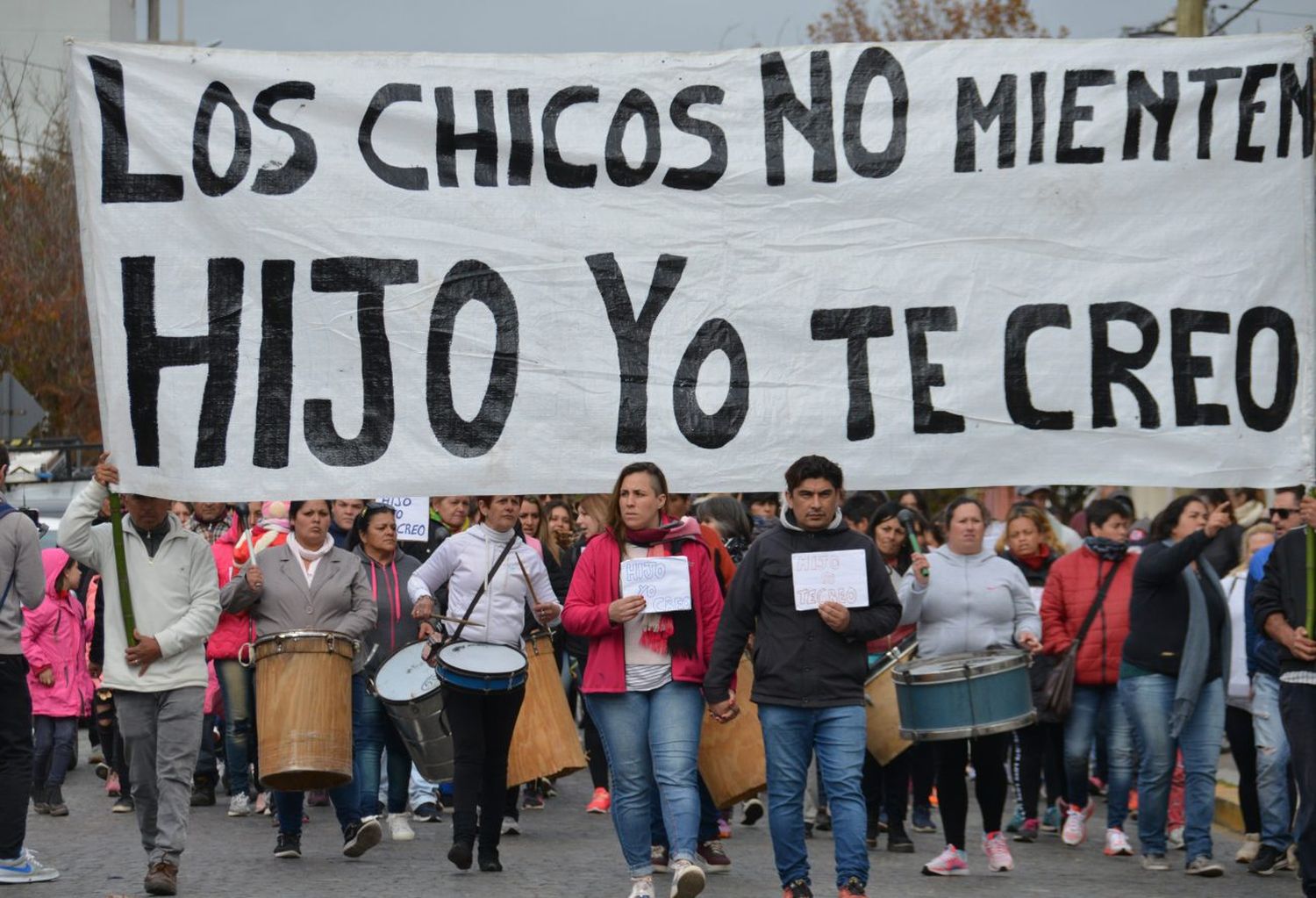 Padres del Jardín 901 volvieron a marchar bajo el lema “Hijo, yo te creo”