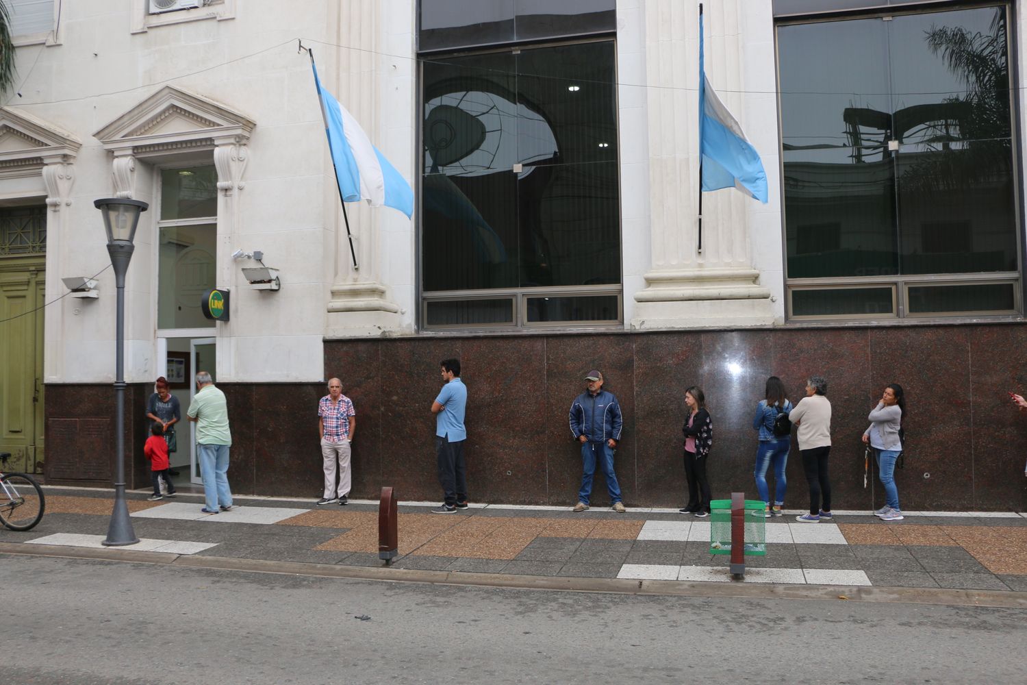 No habrá atención al público en los bancos