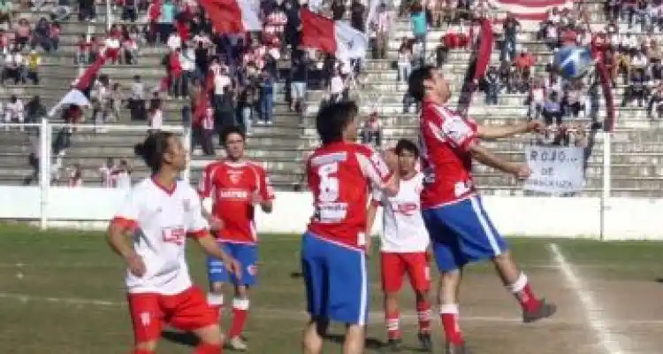 Paraná ganó el clásico y se clasificó