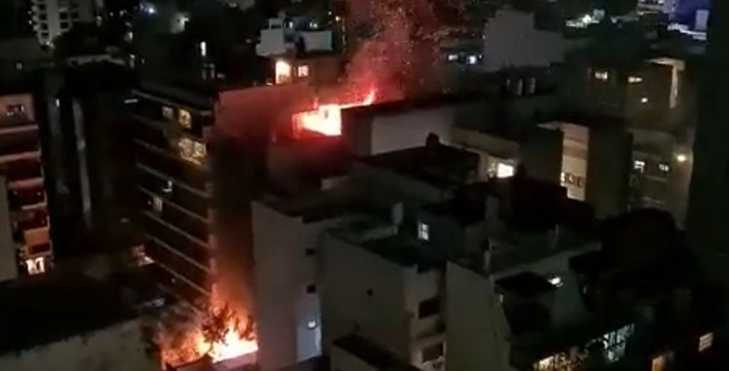 Un muerto y tres heridos tras incendiarse un edificio en el barrio porteño de Belgrano