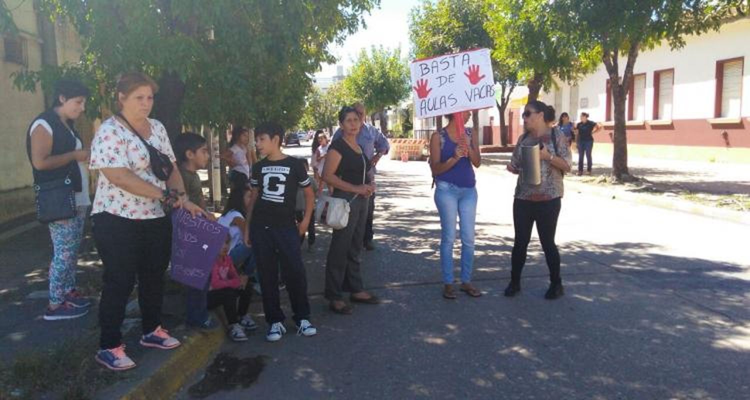 Escasa respuesta a la convocatoria a marchar contra las “aulas vacías” por el paro docente