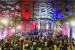 imagen Pullaro dio la bienvenida al público que participó del primer desfile nocturno de la provincia