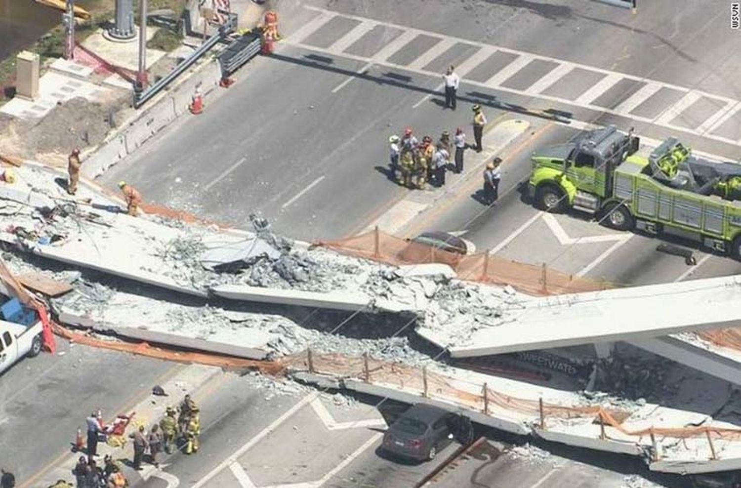 Varios muertos al derrumbarse un puente peatonal