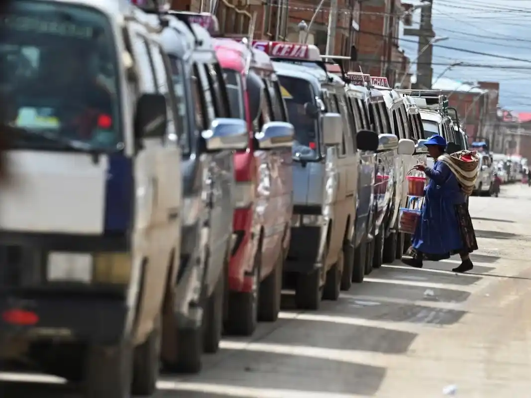 La falta de distribución ocasionaba largas colas en las estaciones de servicio.