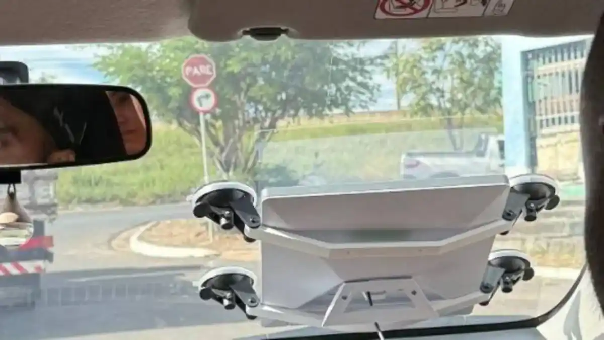 Están multando a los que giran a la izquierda en avenidas y a los que llevan antenas de Starlink en el parabrisas