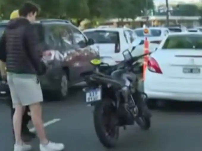 El hecho tuvo lugar en el barrio de Palermo, y el afectado, un joven de 19 años, expresó su descontento con la situación.
