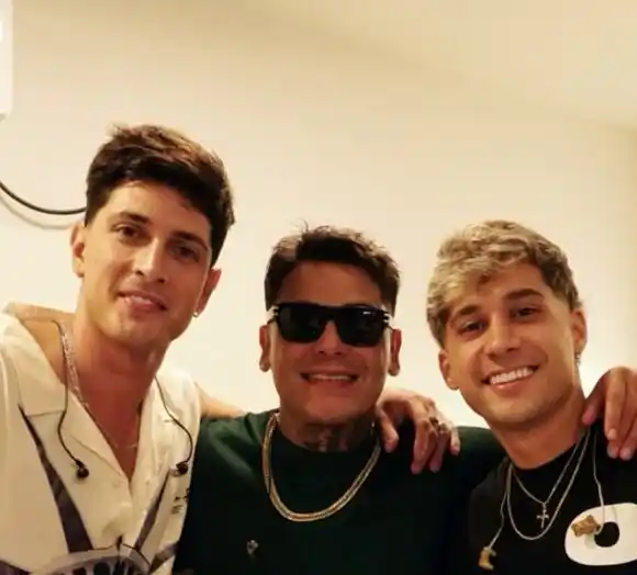 Los cantantes de DesaKTa2 junto a Uriel Lozano.