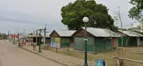 Un grupo de jóvenes robó a los artesanos frente a los Galpones del Puerto