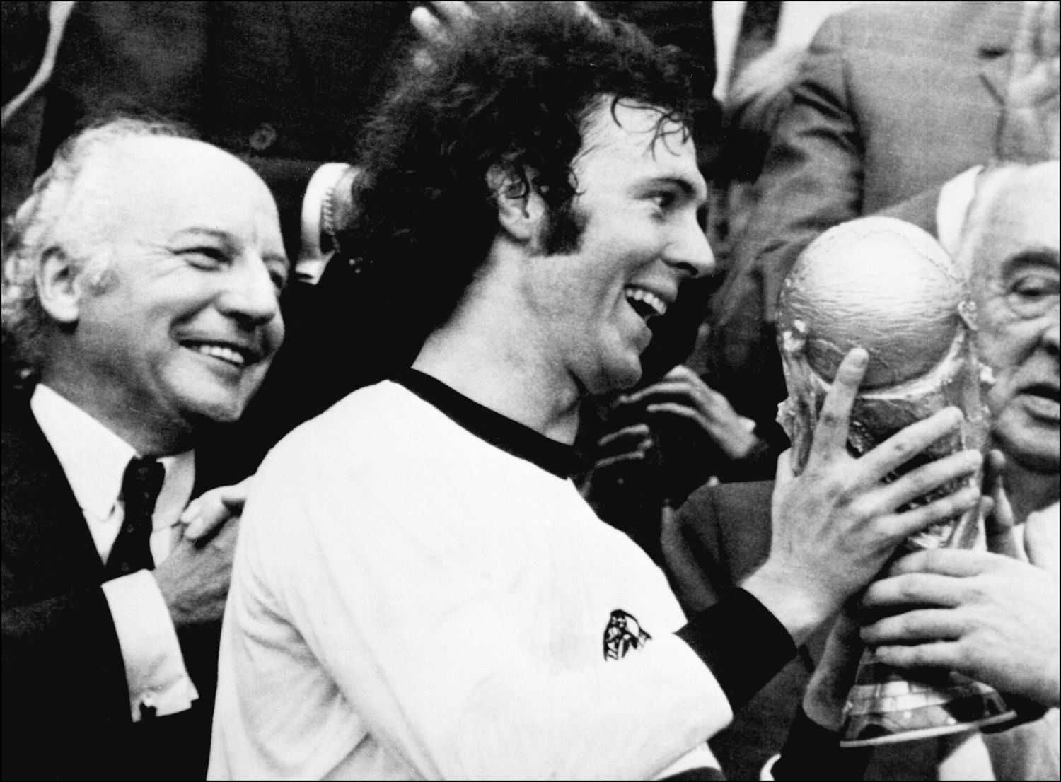 Beckenbauer, con la Copa del Mundo obtenida en 1974.