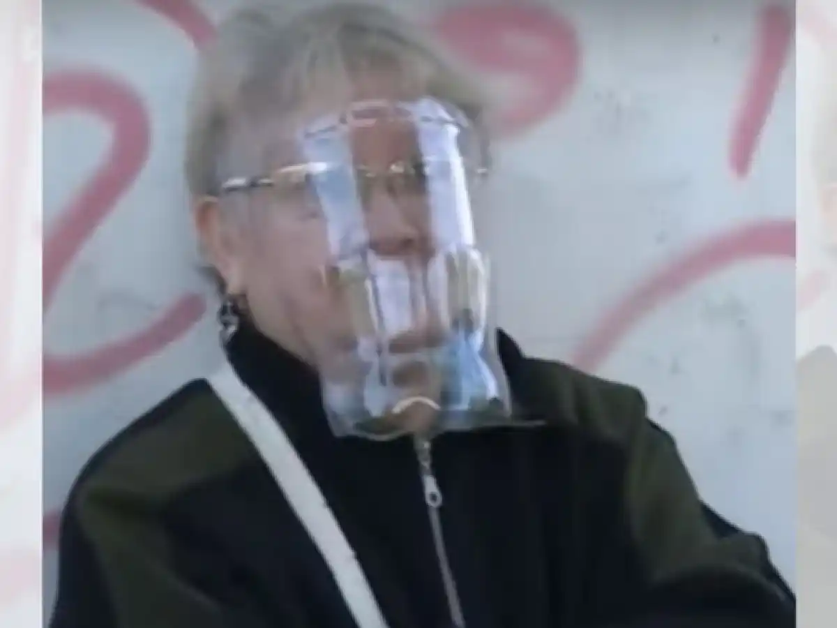 Tenía que cobrar y usó una botella de plástico como máscara de protección