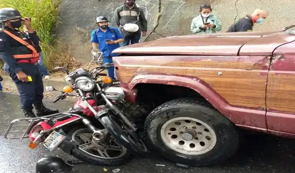 ¡MOTORIZADOS SE RESGUARDABAN DE LA LLUVIA! Accidente con camioneta deja un muerto en Autopista Prados del Este