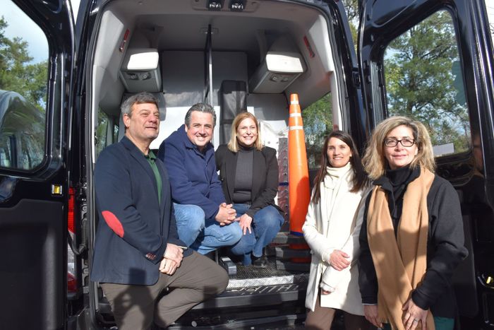Provincia entregó minibuses a la Policía